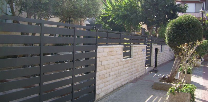 גדרות אלומיניום בזכרון יעקב — מדרונות, קירות אבן ונוף