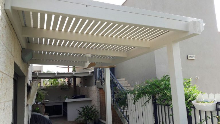 פרגולת רפפות אלומיניום לבנה מעל מעבר צדדי ליד מדרגות