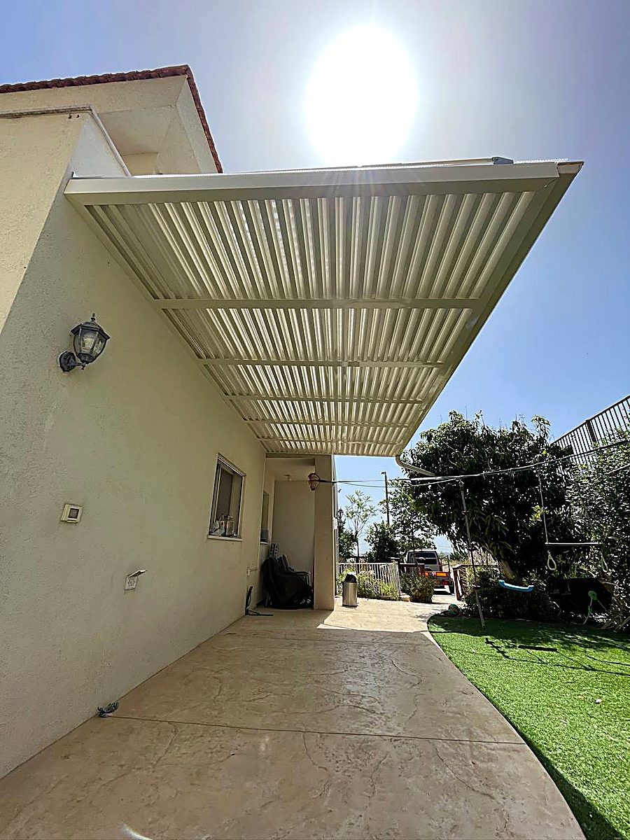 פרגולת אלומיניום פרפרות Z עם מרזב