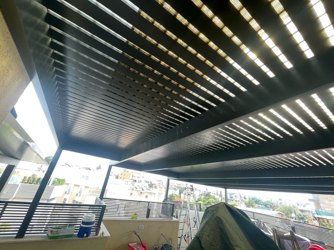רפפות אלומיניום כהות של פרגולה עם נוף בהרצליה
