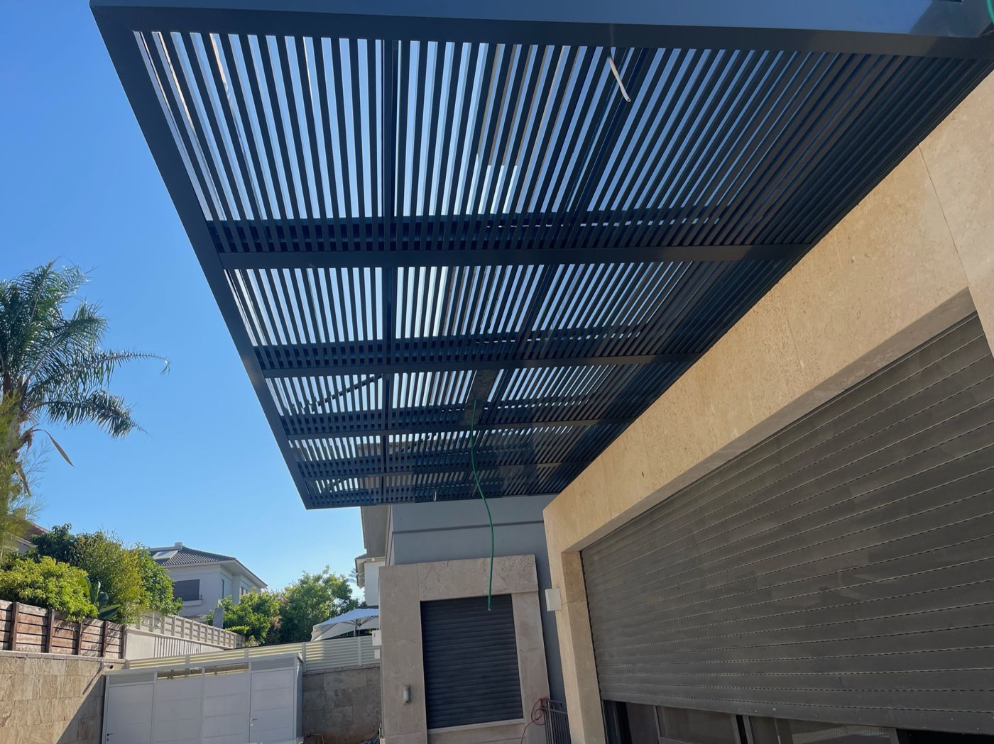 רפפות אלומיניום כהות על רקע שמיים כחולים בהוד השרון