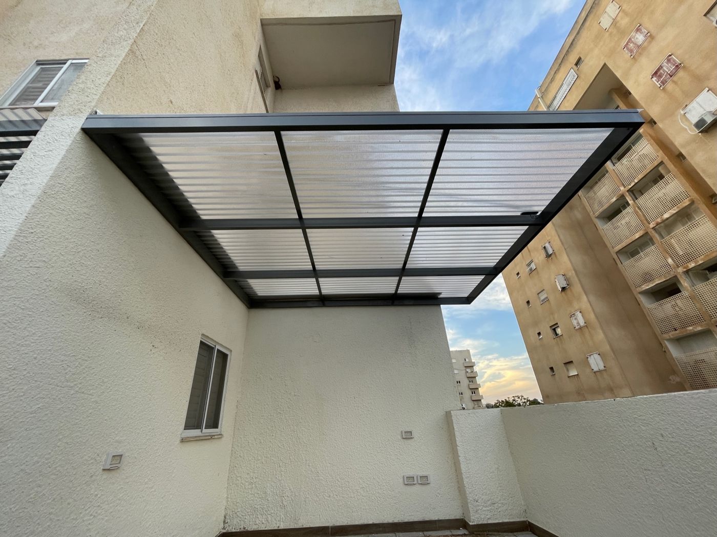פינת מרפסת מקורה בפרגולת אלומיניום בכפר סבא