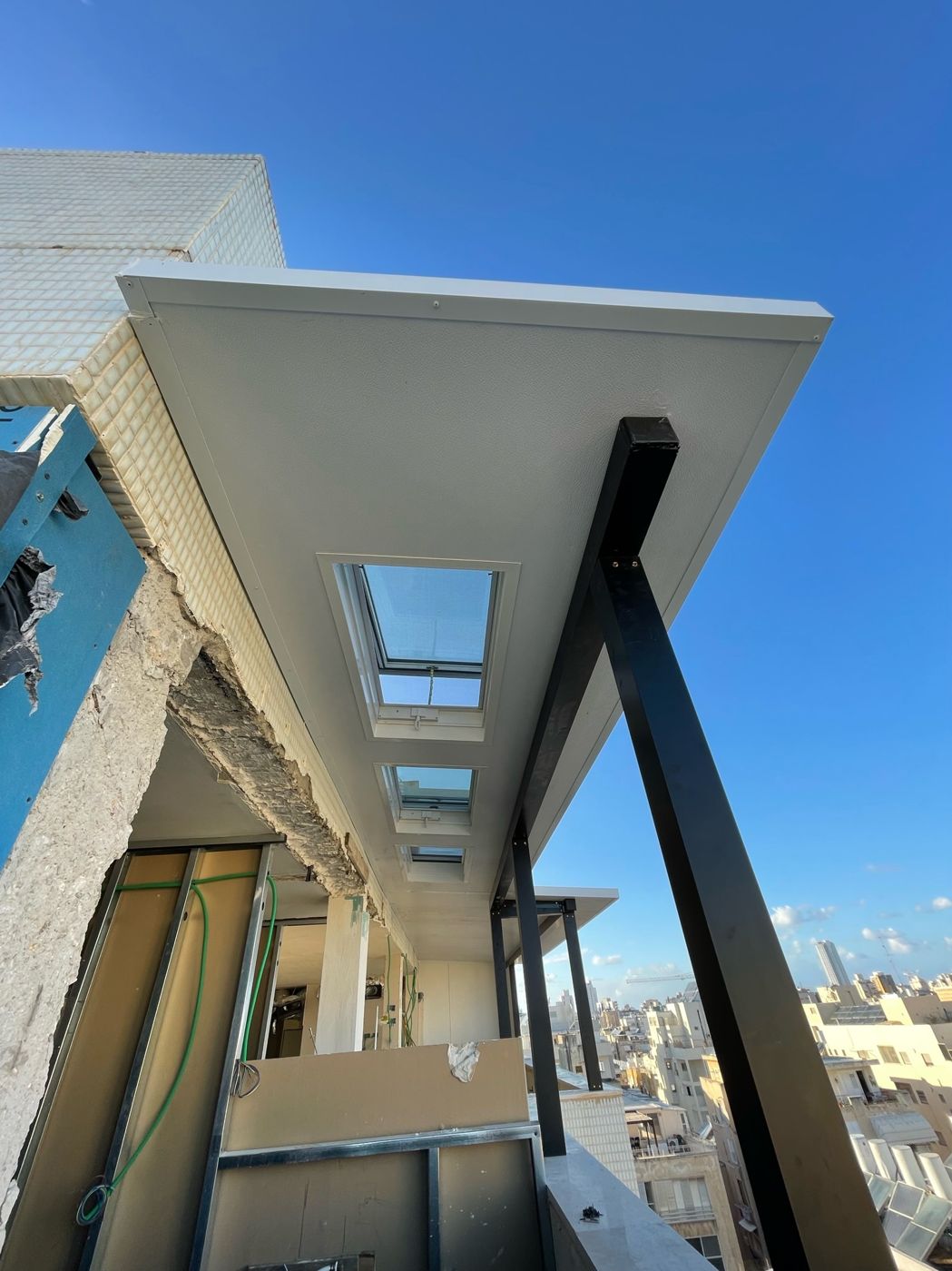 קירוי אלומיניום לבן מעל מרפסת בנתניה