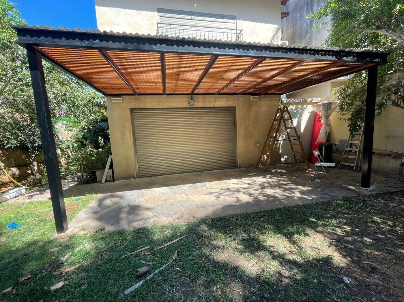 מבט רחב על פרגולת אלומיניום מעל חניה ברעננה
