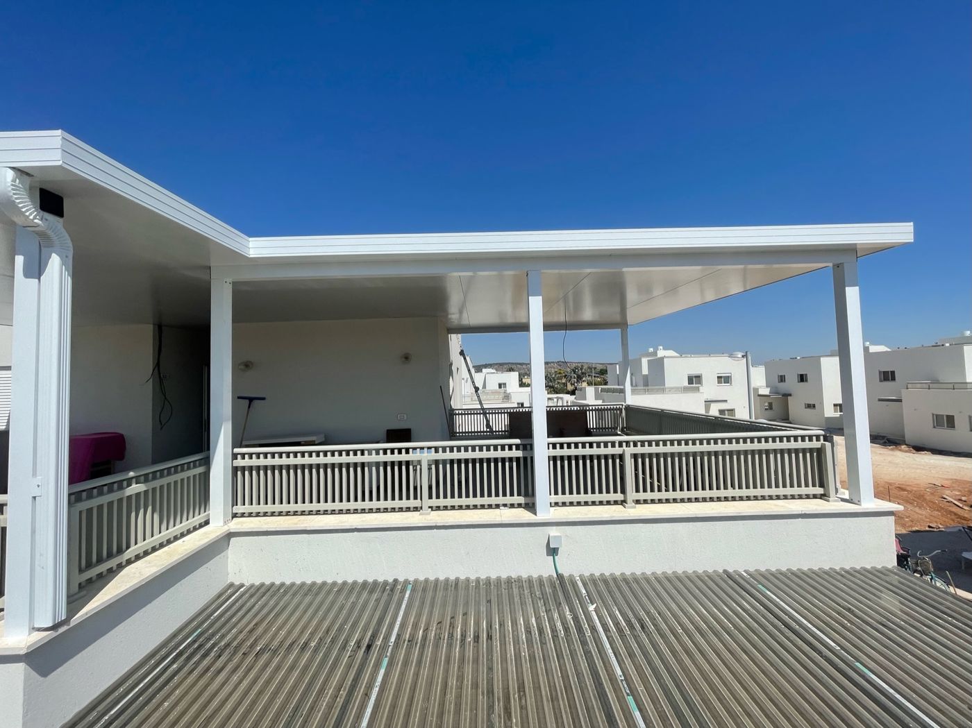 מרפסת גג מוצללת בפרגולת אלומיניום בזכרון יעקב