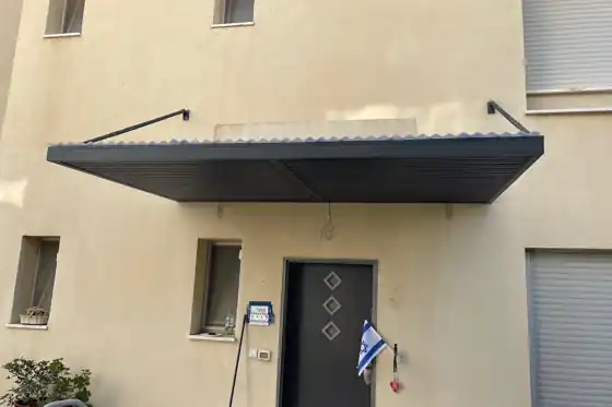 קירוי אלומיניום מעל הכניסה לבית בקדימה-צורן