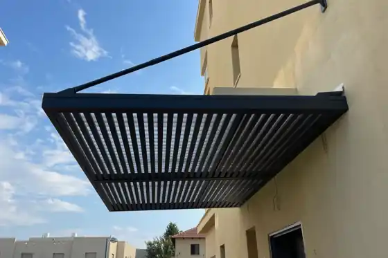 פרגולת אלומיניום בקונזול עם רפפות בקדימה-צורן