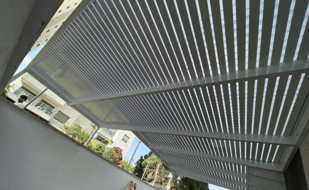 מבט מלמטה על רפפות אלומיניום בפרגולה בגני תקווה