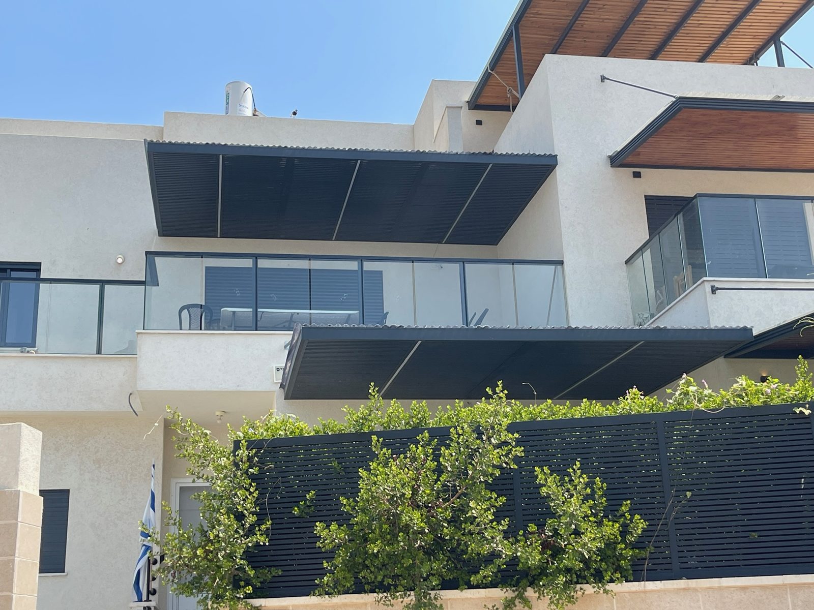 רפפות אלומיניום כהות להצללת מרפסות בבתים מודרניים בחדרה