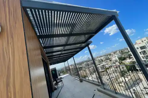 פרגולת רפפות אלומיניום בגוון אנתרציט על מרפסת גג ברמת גן
