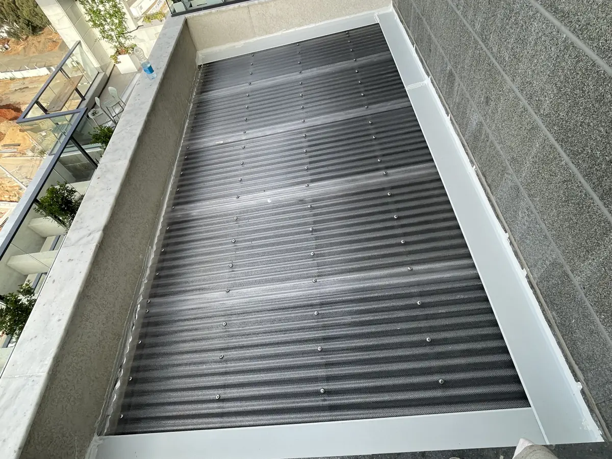 לוחות סנטף BH בגוון אפור מותקנים במסגרת אלומיניום מעל מרפסת